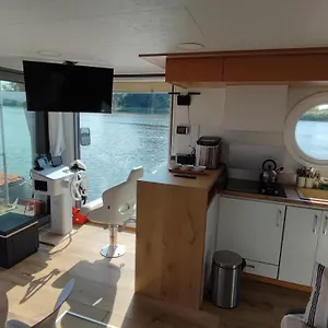 https://houseboat-water-man-apartament-plywajacy-dom-na-wodzie-lodz.hotelswroclaw.com